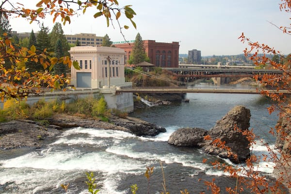 Riverfront Park qui includes rivière ou ruisseau, pont et patrimoine architectural