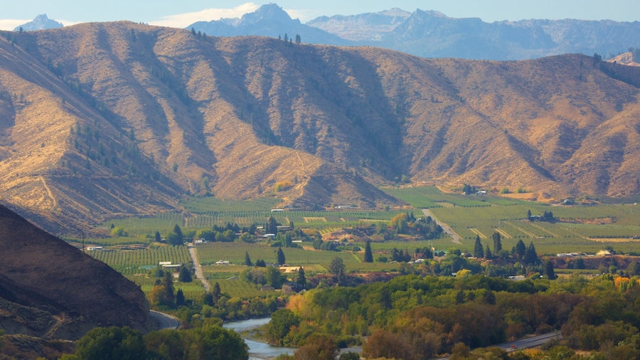 Wenatchee que incluye un río o arroyo, montañas y situaciones tranquilas