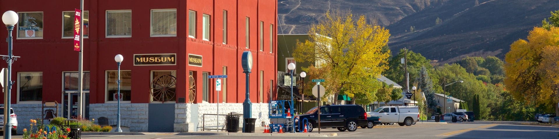 Chelan featuring street scenes and mountains