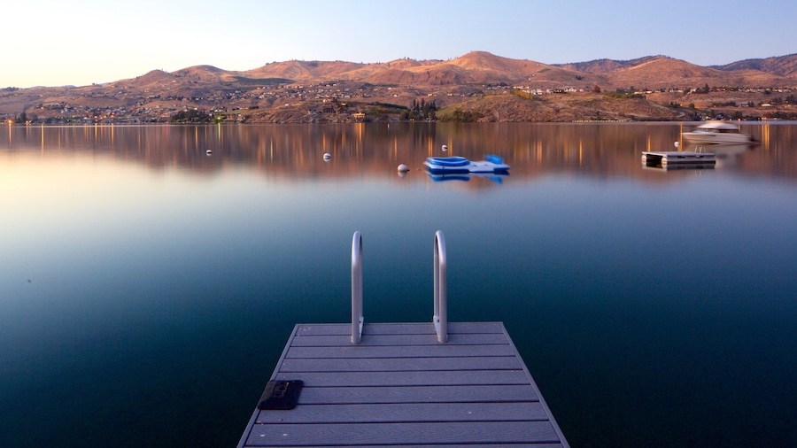 Lake Chelan mostrando escenas tranquilas, un lago o abrevadero y una puesta de sol