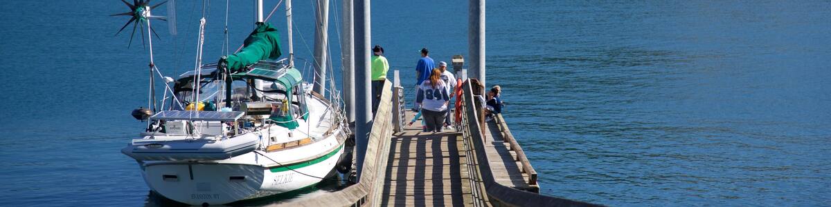 Coupeville welches beinhaltet Segeln, schroffe Küste und Bucht oder Hafen