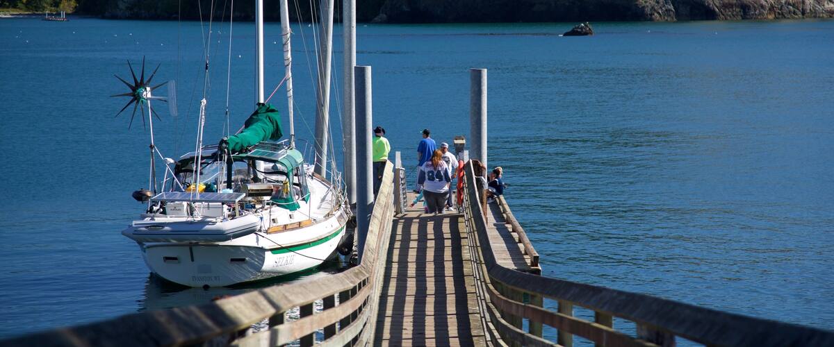 Coupeville ofreciendo costa rocosa, navegación y una bahía o puerto