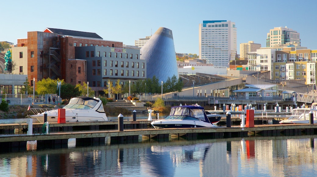 Tacoma ofreciendo una bahía o un puerto, un club náutico y una ciudad