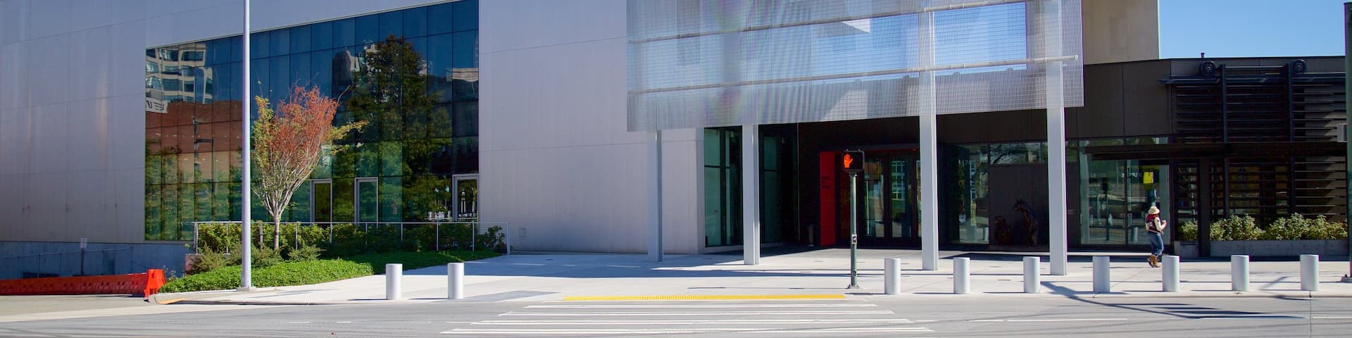Tacoma Art Museum featuring street scenes and modern architecture
