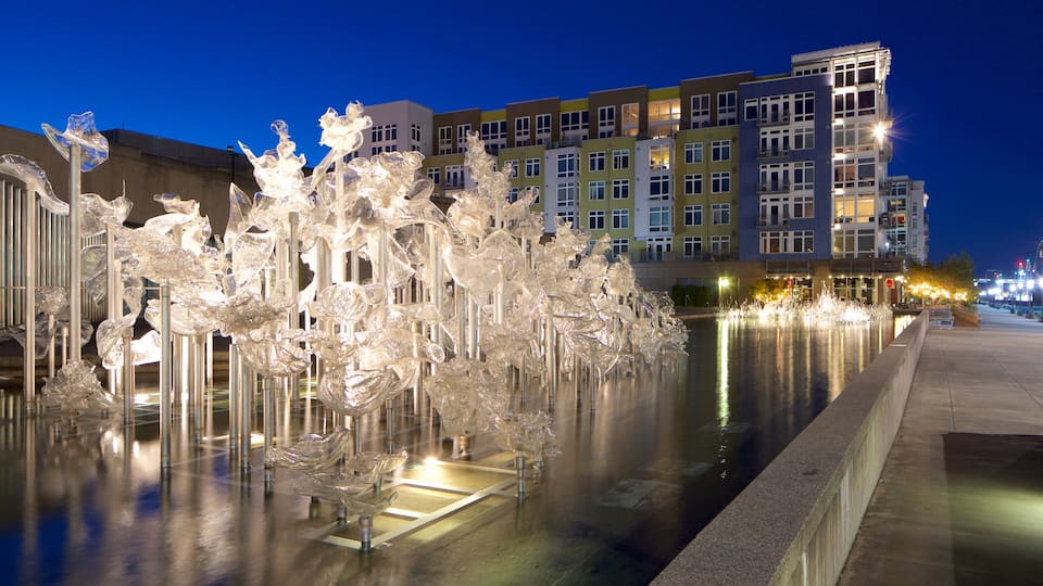 Tacoma que incluye arte al aire libre y escenas nocturnas