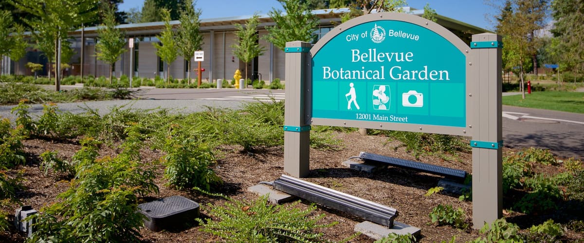 Bellevue Botanical Garden showing signage and a garden