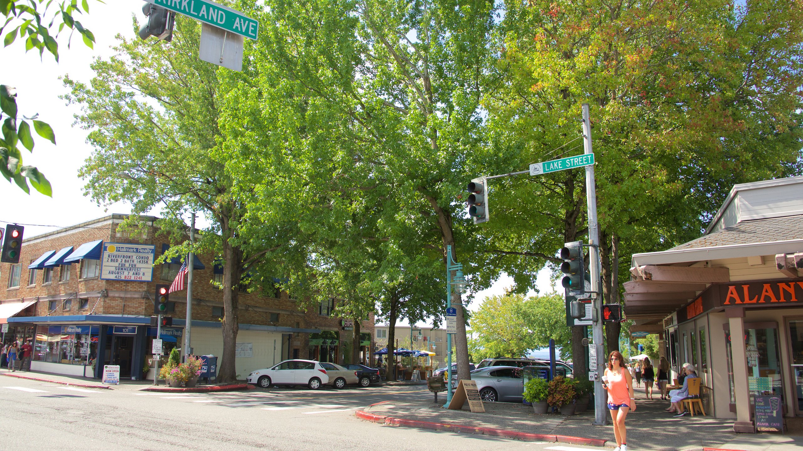 Kirkland featuring street scenes