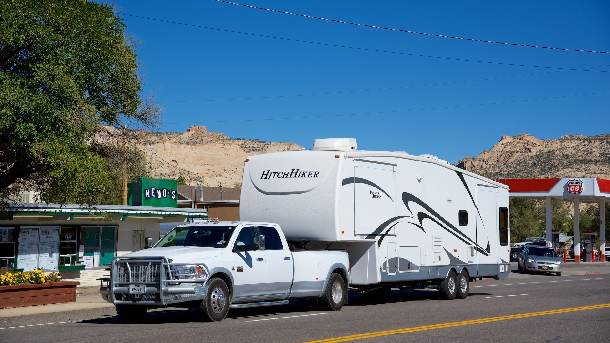 Escalante featuring desert views, vehicle touring and tranquil scenes