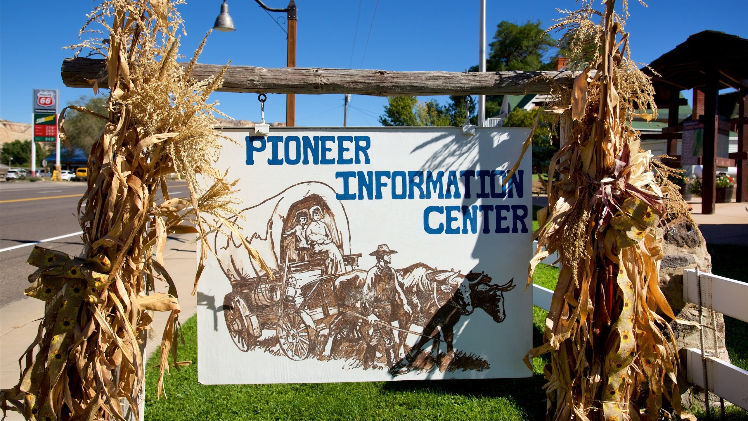 Escalante featuring signage