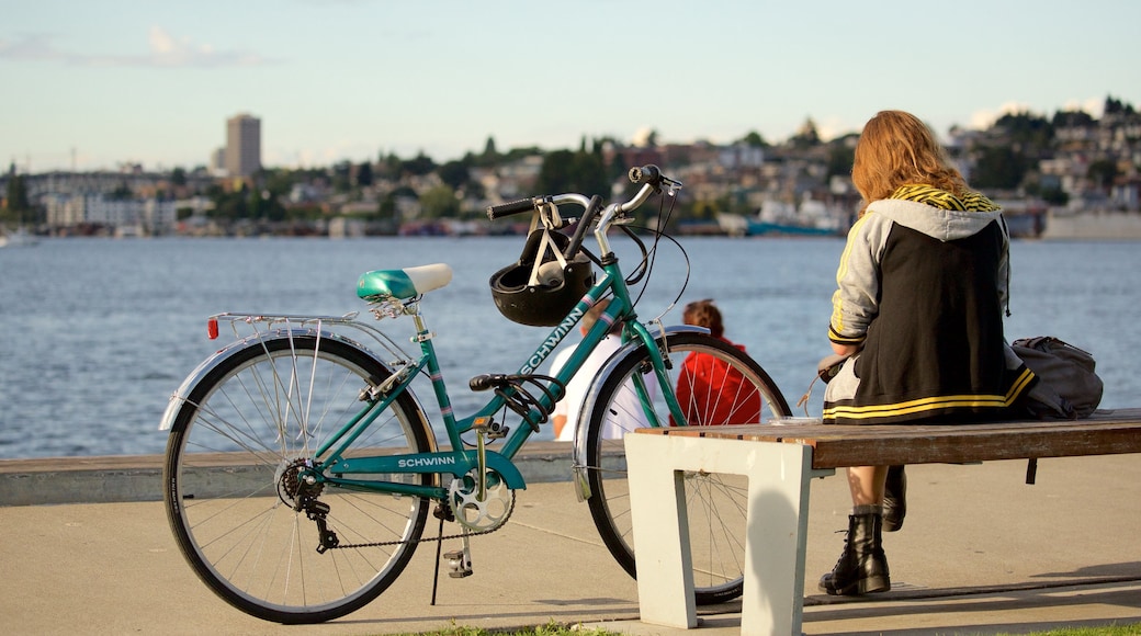 South Lake Union inclusief een baai of haven en fietsen en ook een vrouw