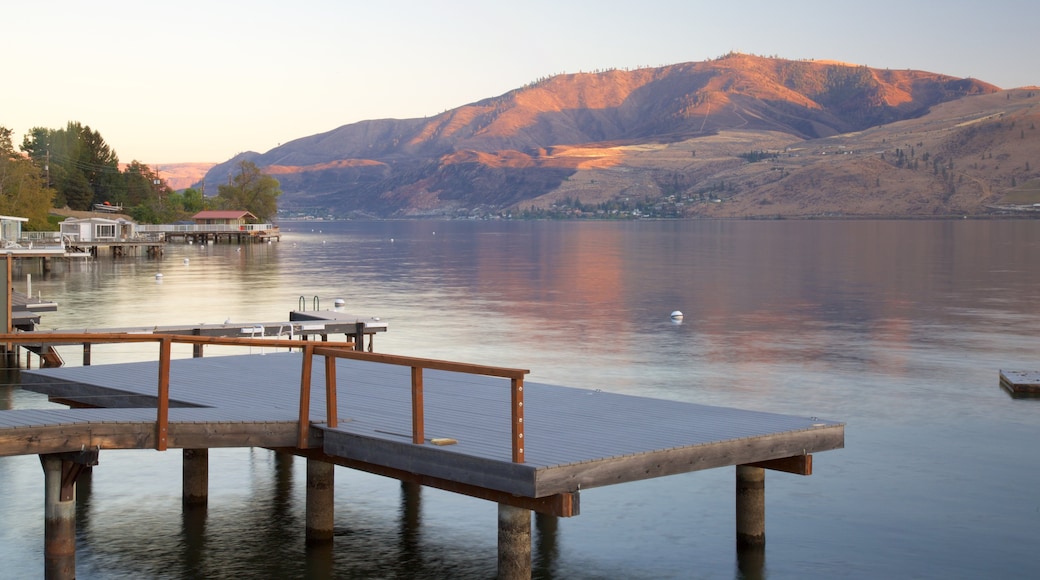 Lake Chelan que inclui um pôr do sol, um lago ou charco e cenas tranquilas