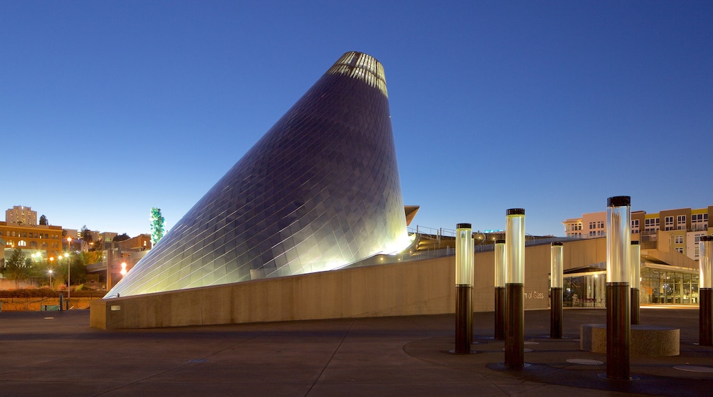 Museum of Glass das einen moderne Architektur und bei Nacht