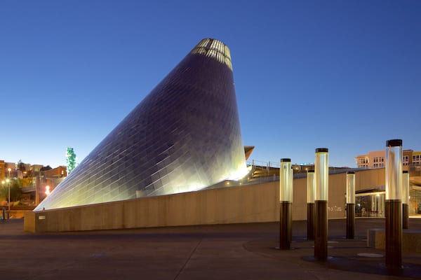 Museum of Glass das einen moderne Architektur und bei Nacht