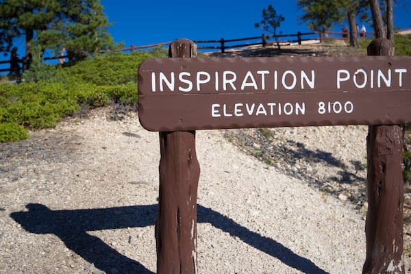 Inspiration Point qui includes vues du désert et signalisation