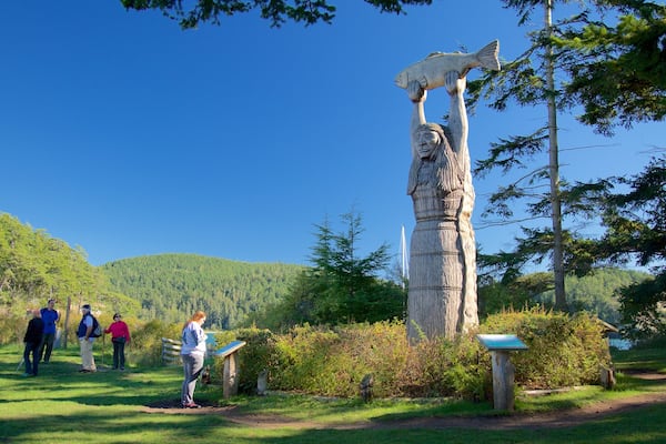 Parc d\'état de Deception qui includes jardin et statue ou sculpture aussi bien que petit groupe de personnes