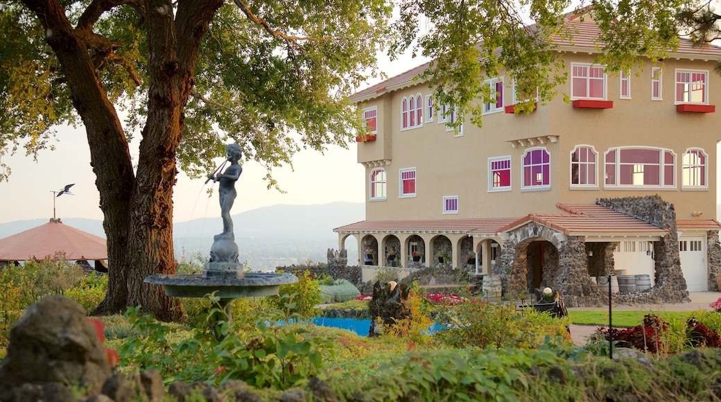 Arbor Crest Wine Cellars toont een park en een standbeeld of beeldhouwwerk