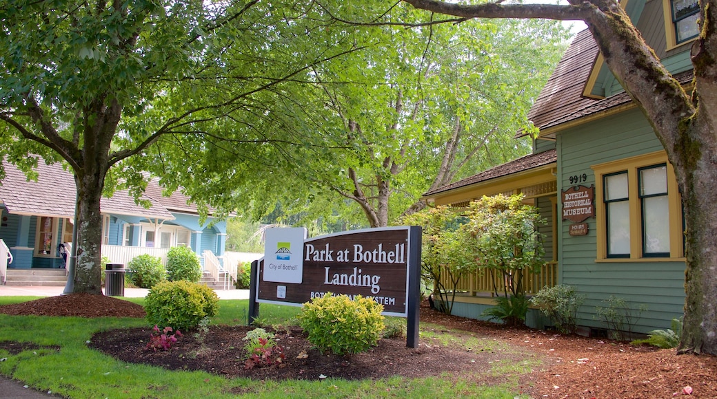 Park at Bothell Landing ofreciendo señalización y un jardín