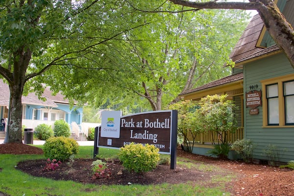 Park at Bothell Landing ofreciendo señalización y un jardín