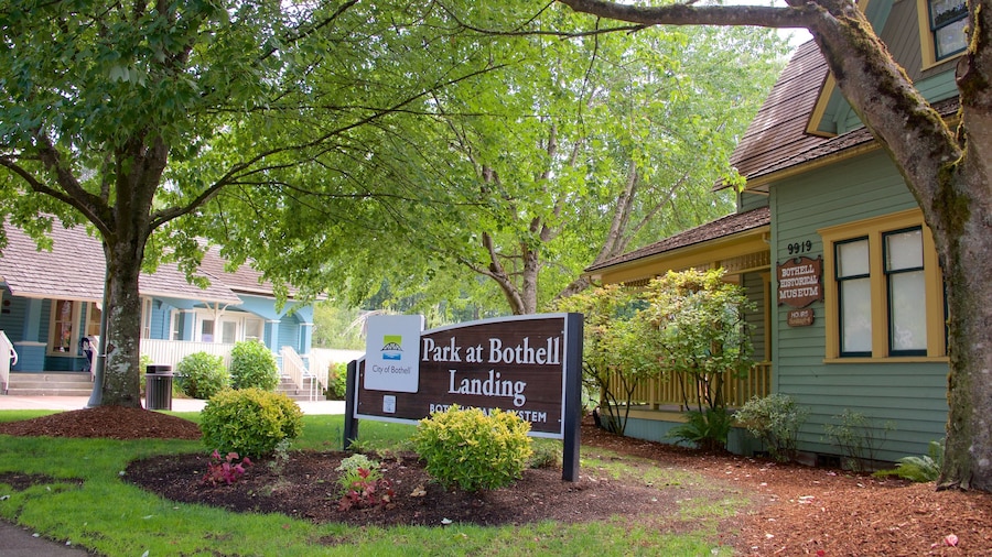 Park at Bothell Landing que inclui sinalização e um parque