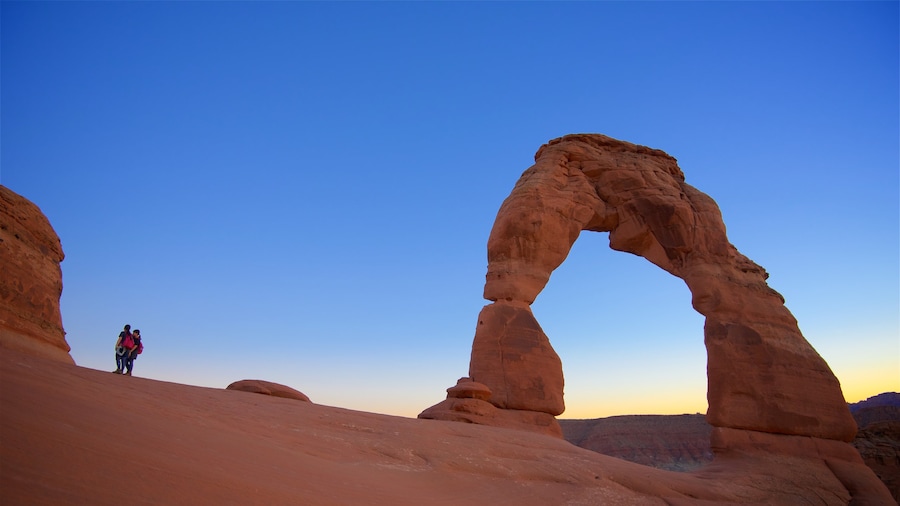 Delicate Arch som omfatter fredfyldte omgivelser, en solnedgang og udsigt over landskaber