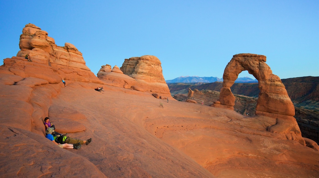 Delicate Arch mit einem Wandern oder Spazieren, ruhige Szenerie und Schlucht oder Canyon