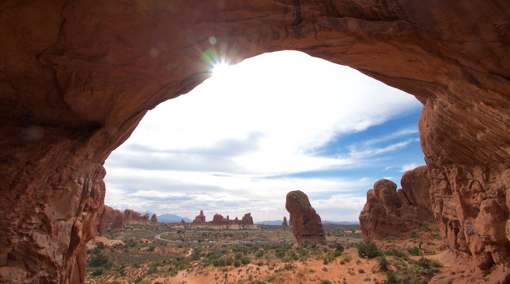 Double Arch que incluye escenas tranquilas, un barranco o cañón y montañas