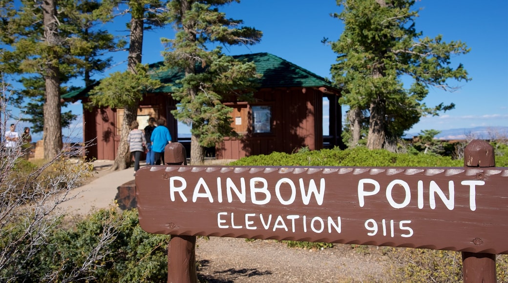 Rainbow Point das einen ruhige Szenerie und Beschilderung sowie kleine Menschengruppe