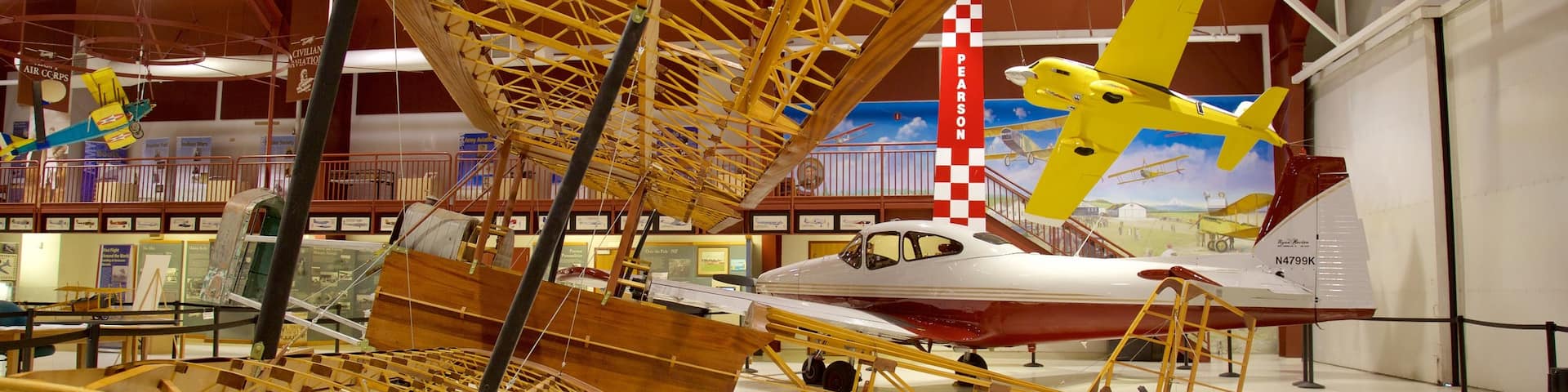 Pearson Air Museum mostrando aeronave y vistas interiores
