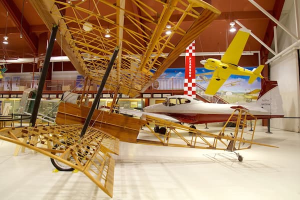Musée de l\'air de Pearson mettant en vedette vues intérieures et avion