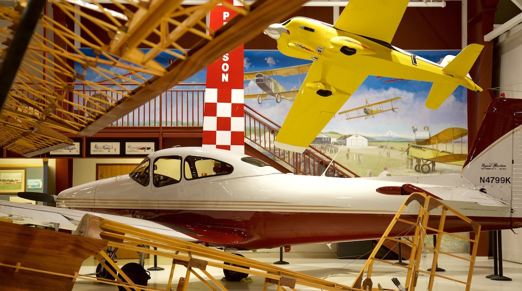 Pearson Air Museum che include aereo e vista interna