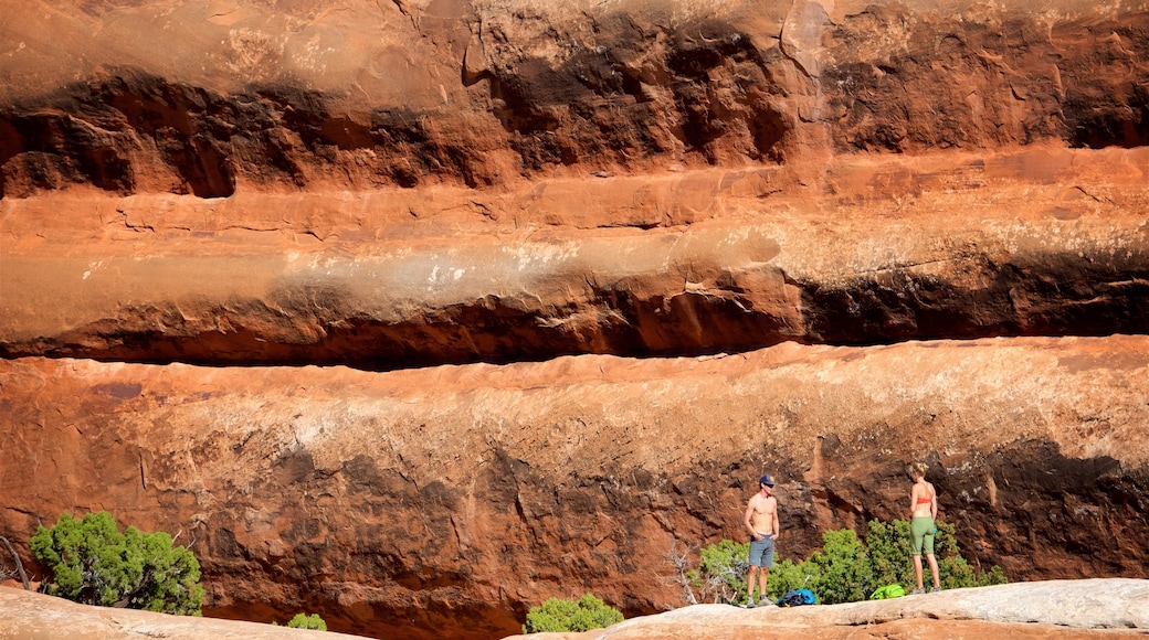 Moab mettant en vedette scènes tranquilles et randonnée ou marche à pied aussi bien que petit groupe de personnes