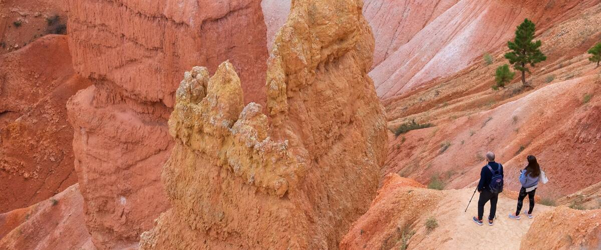 Navajo Trail mostrando un barranco o cañón y también una pareja