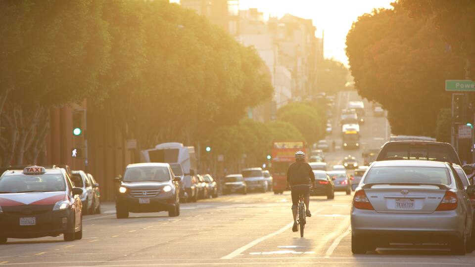 North Beach showing street scenes and cycling