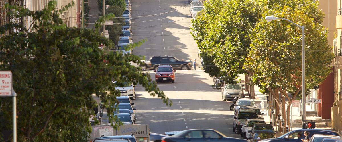 Polk Gulch showing a city and street scenes