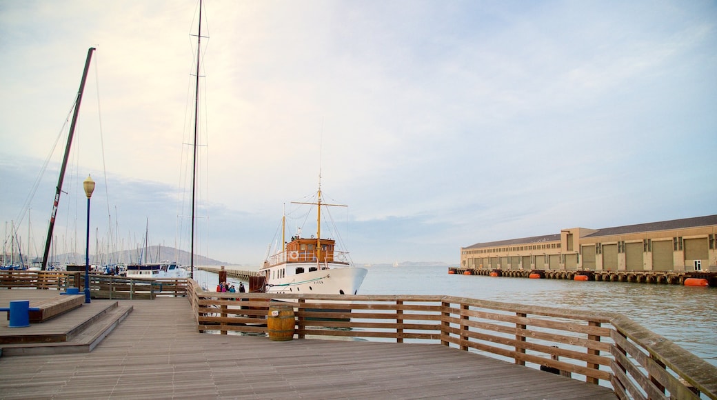 Fisherman\'s Wharf qui includes une baie ou un port