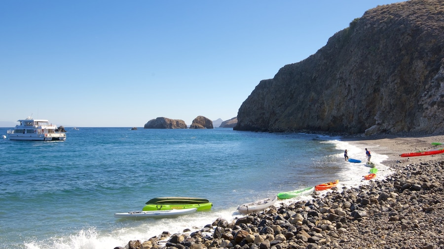Channel Islands National Park que incluye kayaks o canoas, una playa de piedras y vista general a la costa