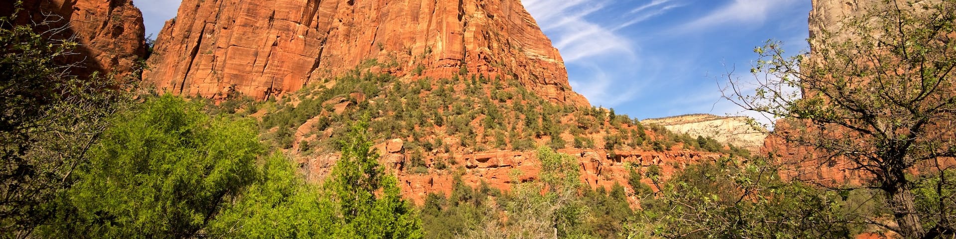 Piscinas Esmeraldas que incluye montañas y escenas tranquilas