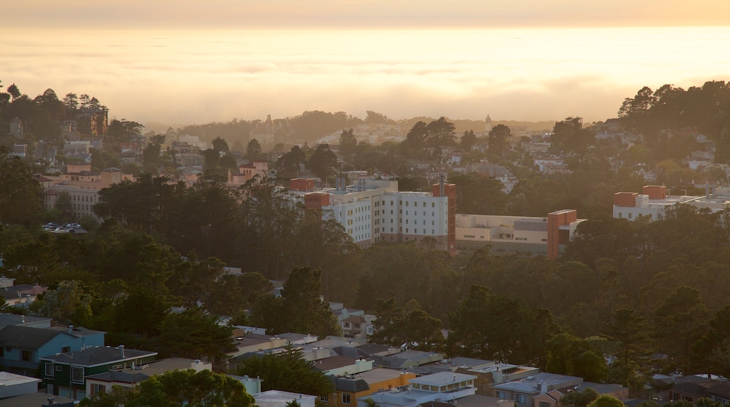 Colinas de Twin Peaks que incluye un atardecer