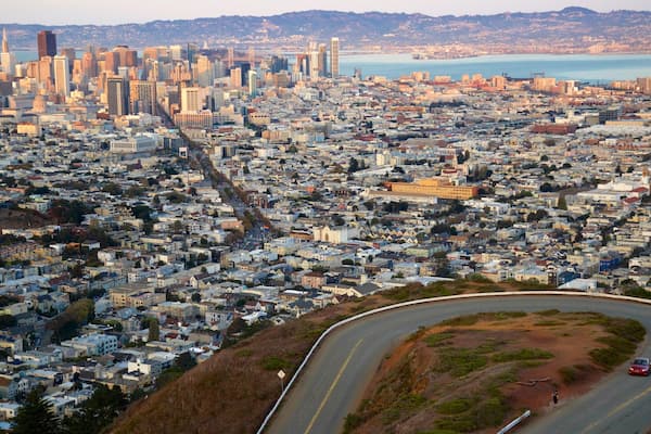 Twin Peaks mit einem Umherreisen, zentrales Geschäftsviertel und Stadt