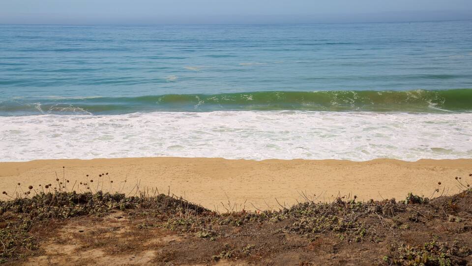 Half Moon Bay ofreciendo una playa