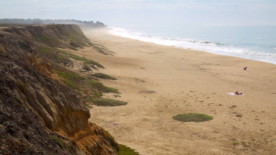 Half Moon Bay mostrando una playa y vistas de una costa