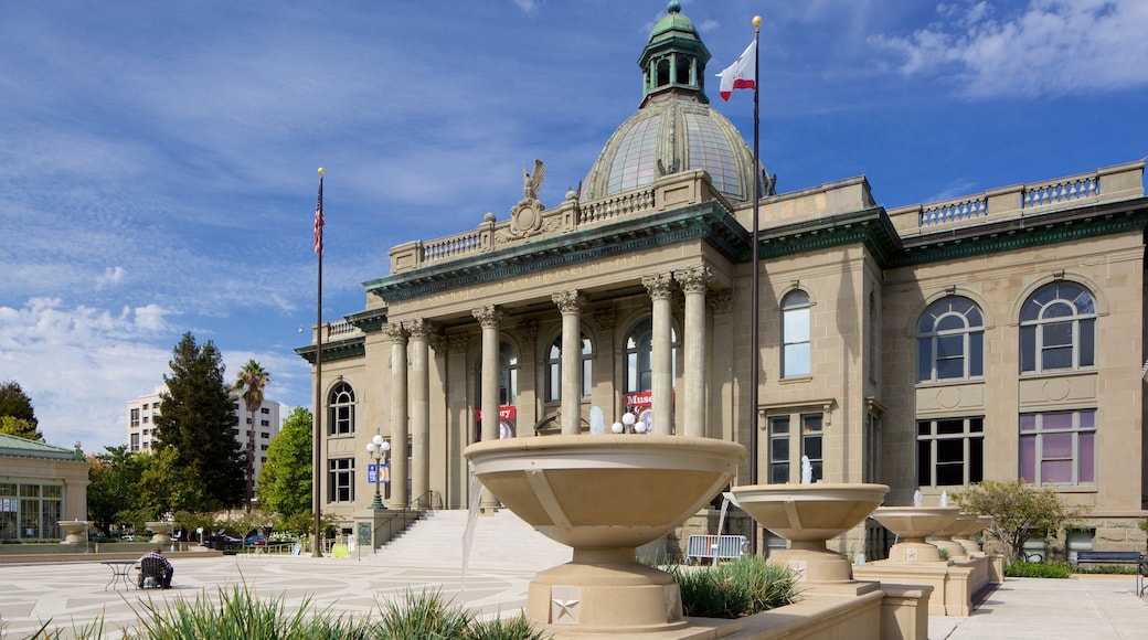 Redwood City toont een stad, een overheidsgebouw en historische architectuur