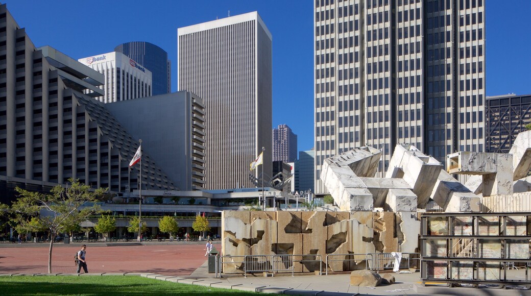 Embarcadero Plaza showing outdoor art, a city and skyline