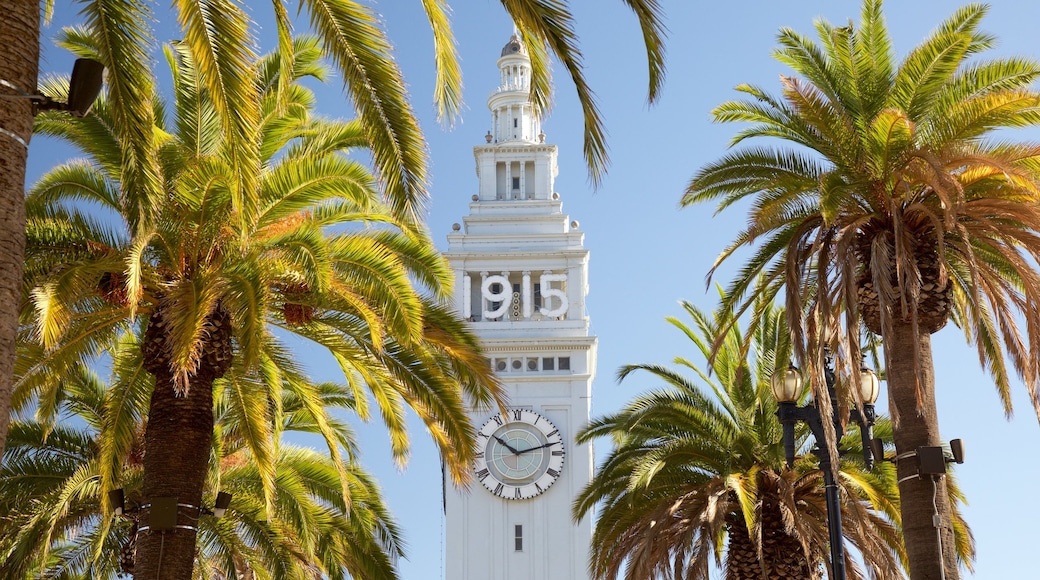 Embarcadero que incluye patrimonio de arquitectura y una ciudad