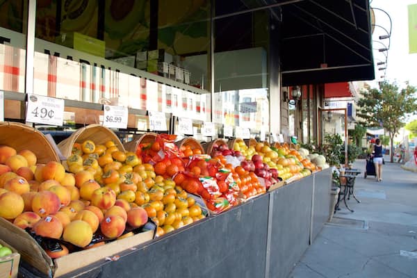 Cow Hollow featuring markets, food and street scenes