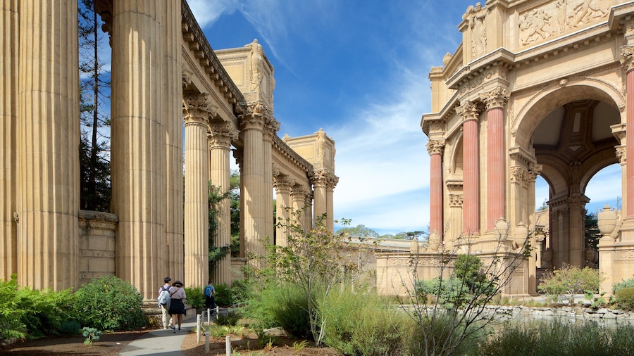 Distrito de Marina ofreciendo patrimonio de arquitectura y también un pequeño grupo de personas