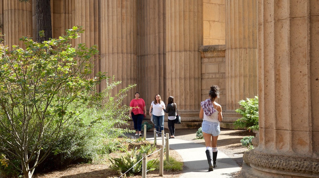 Distrito de Marina que incluye arquitectura patrimonial y también un pequeño grupo de personas