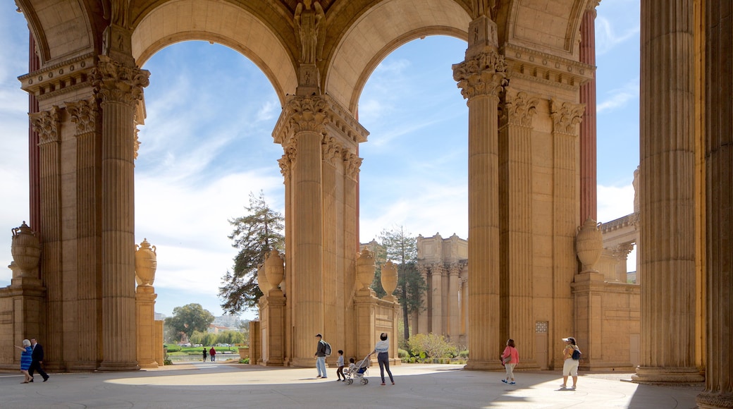 Distrito de Marina que incluye arquitectura patrimonial y también una familia