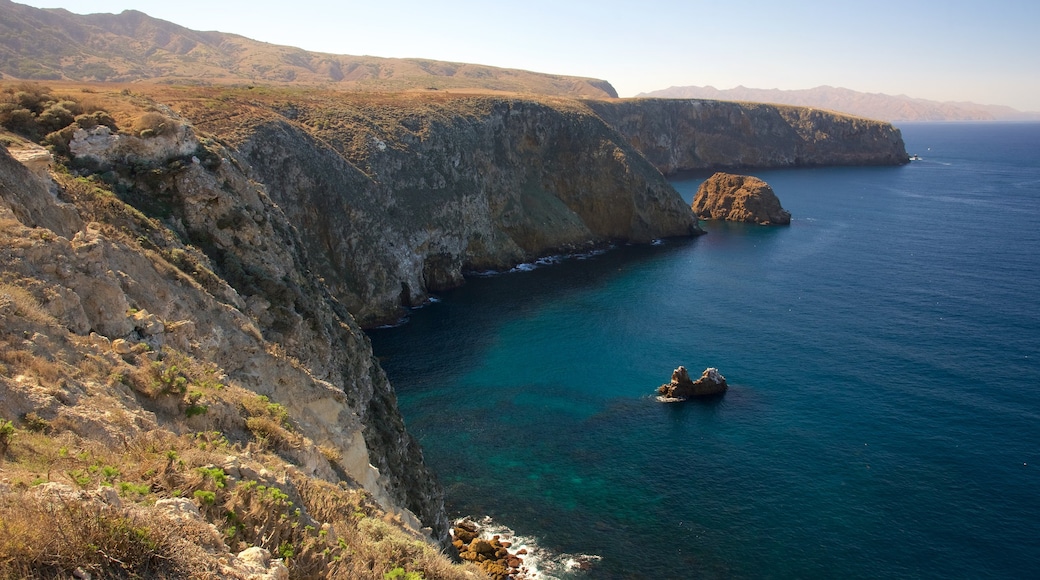 Channel Islands National Park que incluye un río o arroyo y montañas