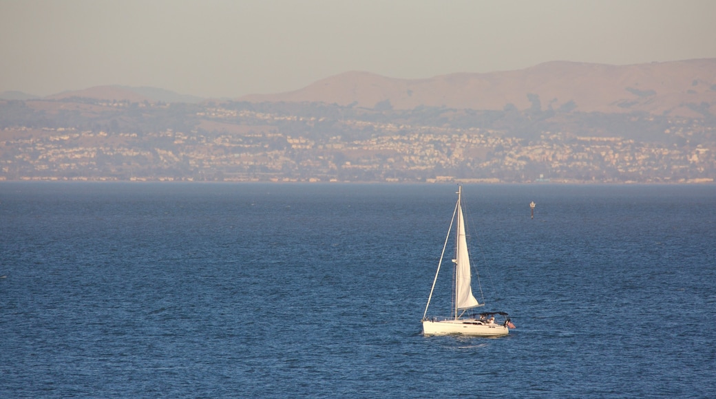 Parque Coyote Point ofreciendo navegación y vistas generales de la costa